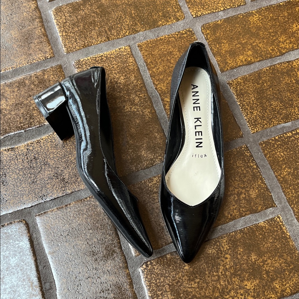 Anne Klein iFlex Black Patent Leather Pointed Toe Block Heel Norwood Pumps